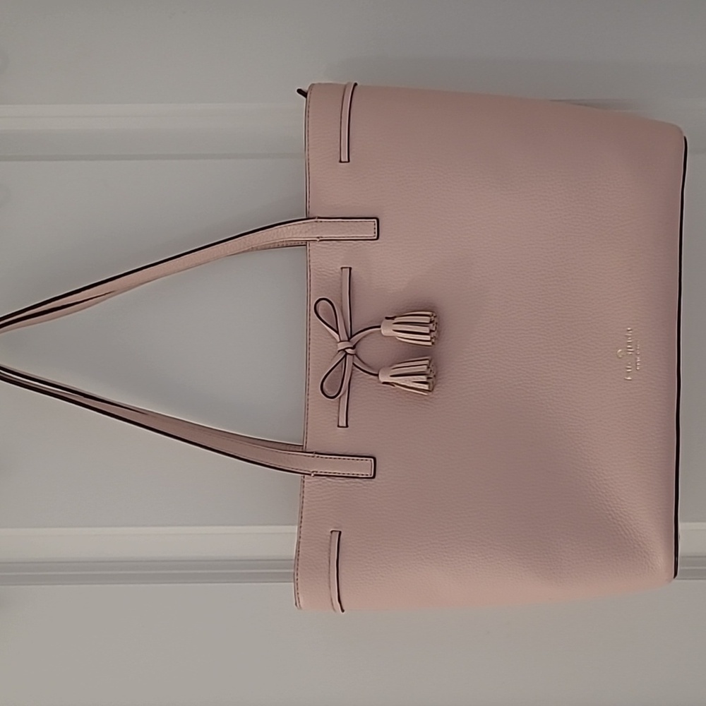Kate Spade Hayes med Tote with tassels.